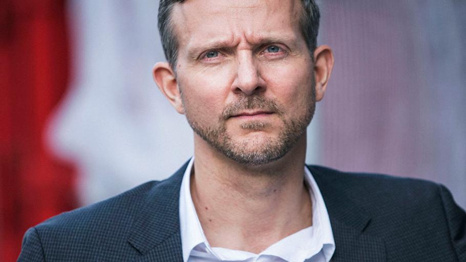 Jakob Brandt, vicedirektør i SMVdanmark, tager imod dagens politiske aftale om renovering af almene boliger for 18,4 mia. kr. med åbne arme, men også med opfordringen at udbyde opgaverne, så de små kan være med. 